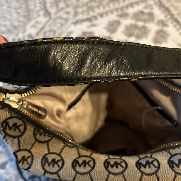 It is definitely used pocketbook ripped in side - Picture 6 of 6